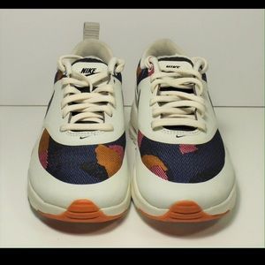 Good used condition Nike Thea size 5